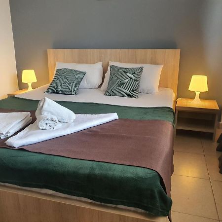 Villa Accommodation Bukares Bagian luar foto