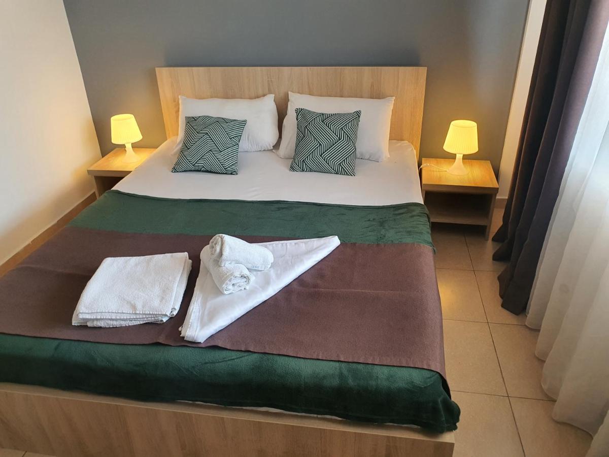 Villa Accommodation Bukares Bagian luar foto