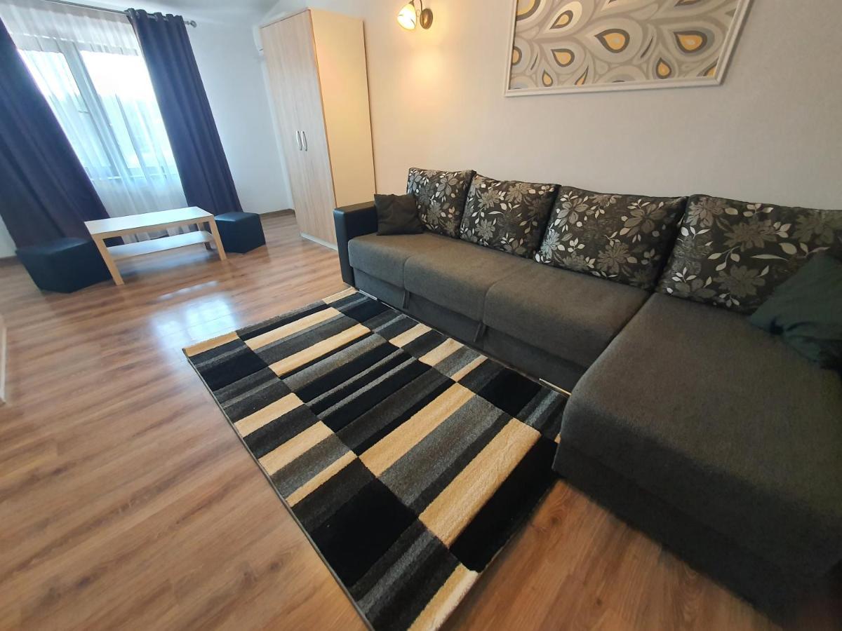 Villa Accommodation Bukares Bagian luar foto