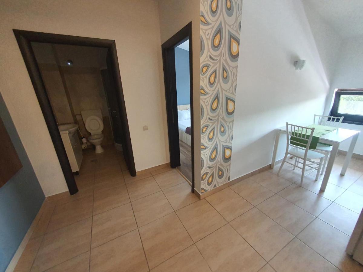 Villa Accommodation Bukares Bagian luar foto