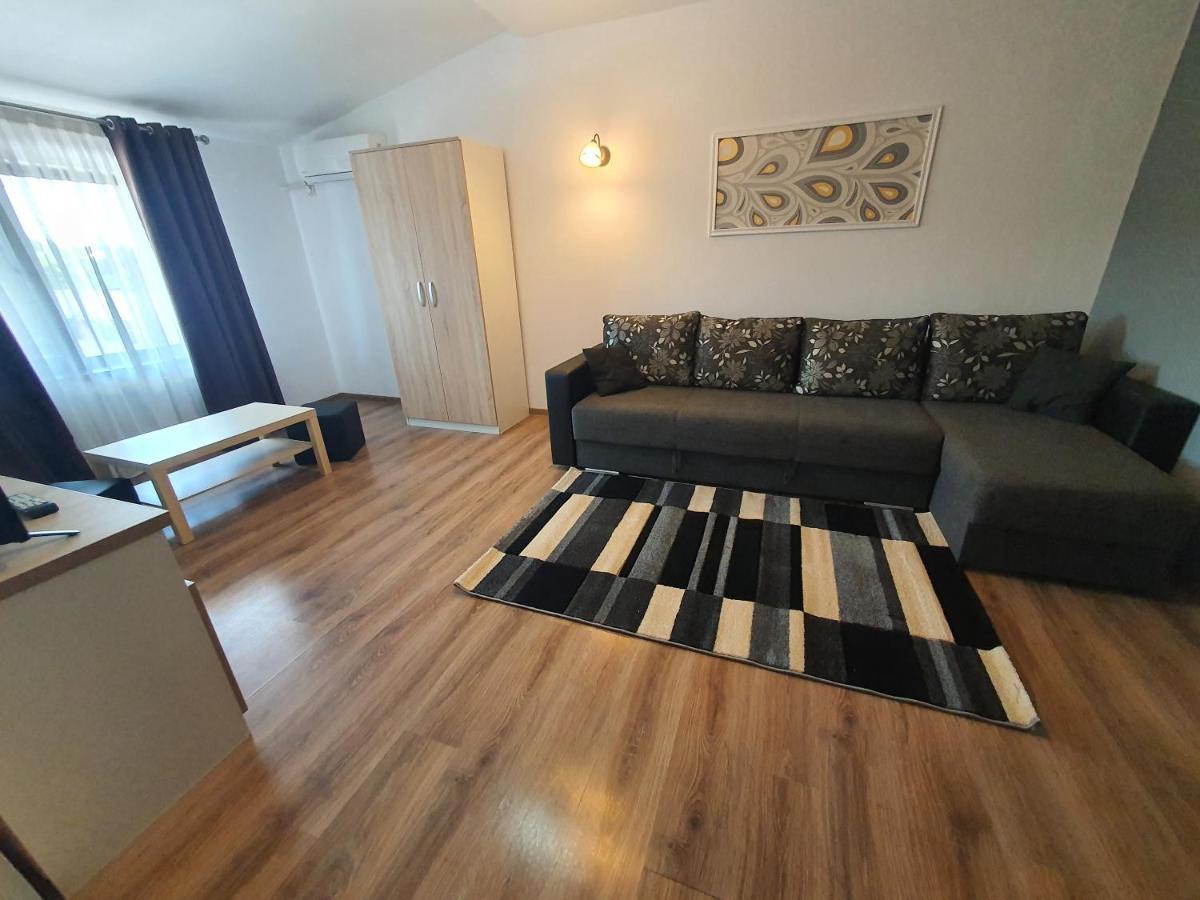 Villa Accommodation Bukares Bagian luar foto