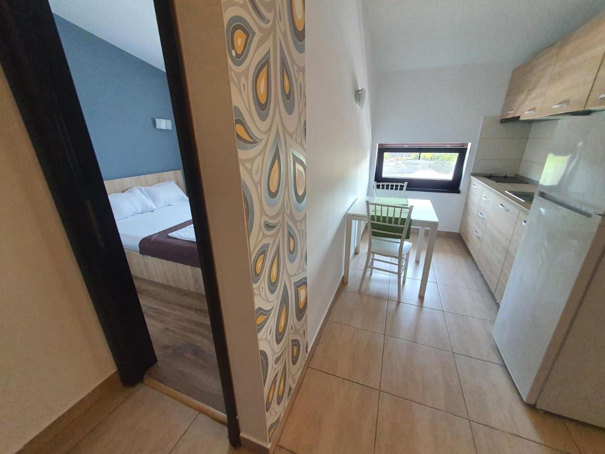 Villa Accommodation Bukares Bagian luar foto