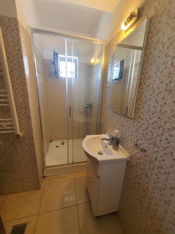 Villa Accommodation Bukares Bagian luar foto