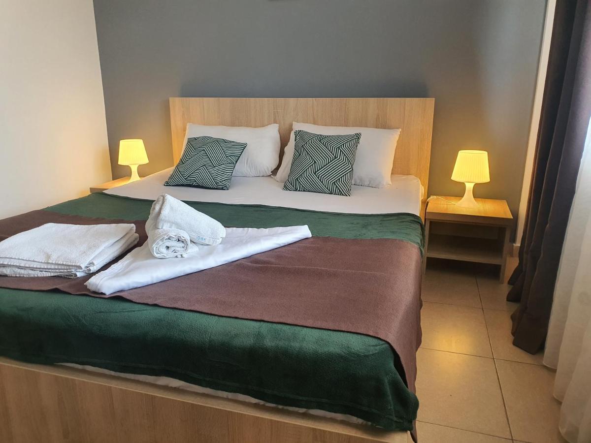 Villa Accommodation Bukares Bagian luar foto