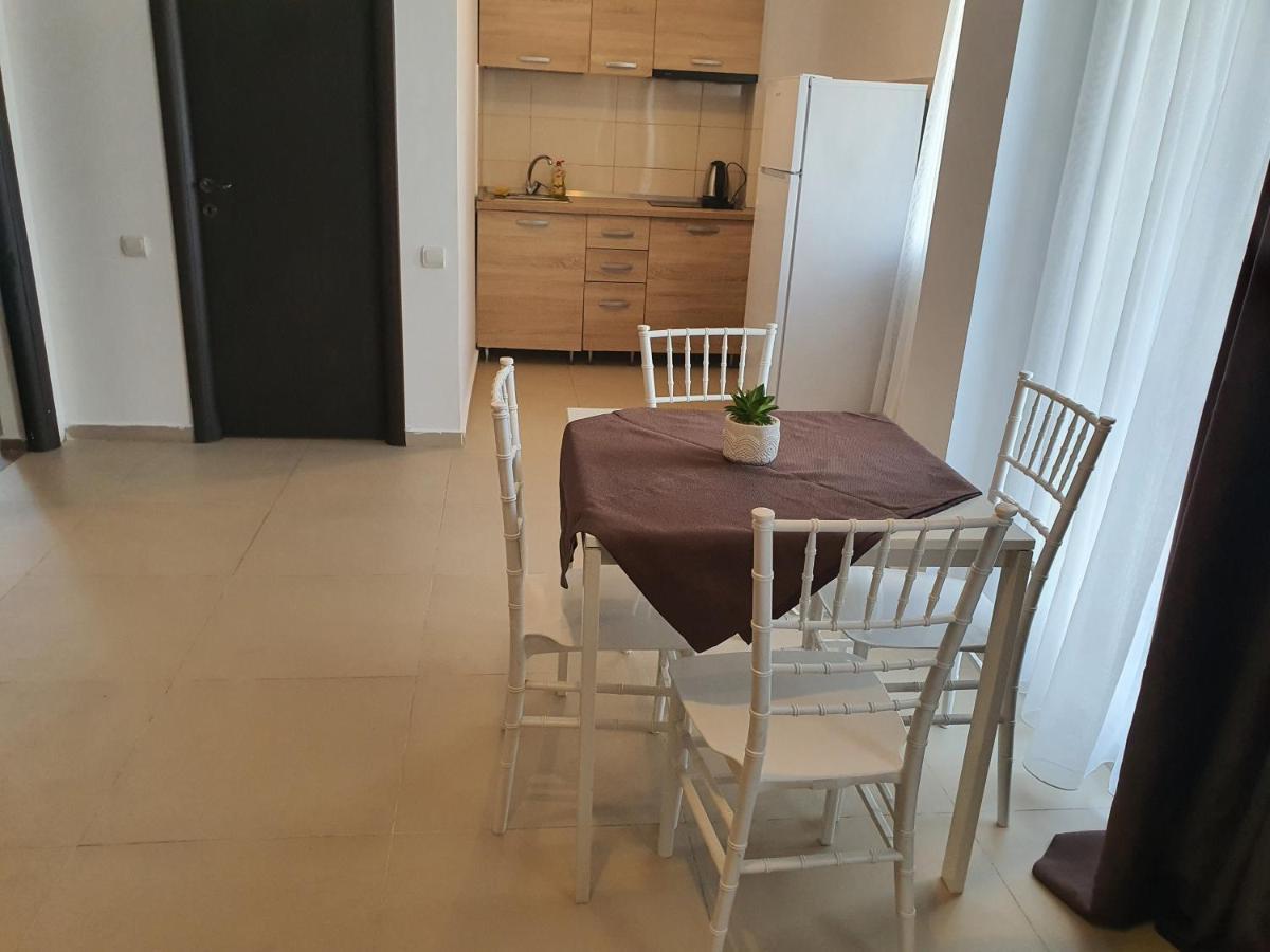 Villa Accommodation Bukares Bagian luar foto