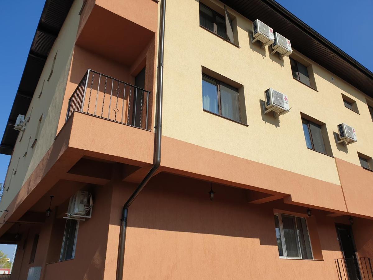 Villa Accommodation Bukares Bagian luar foto