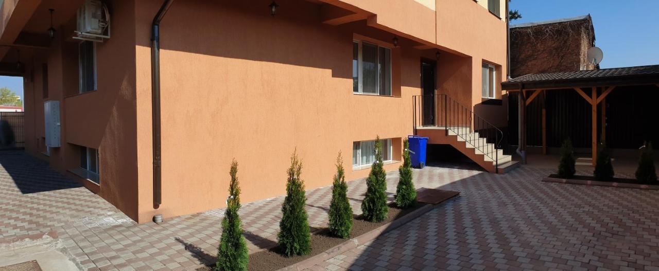 Villa Accommodation Bukares Bagian luar foto