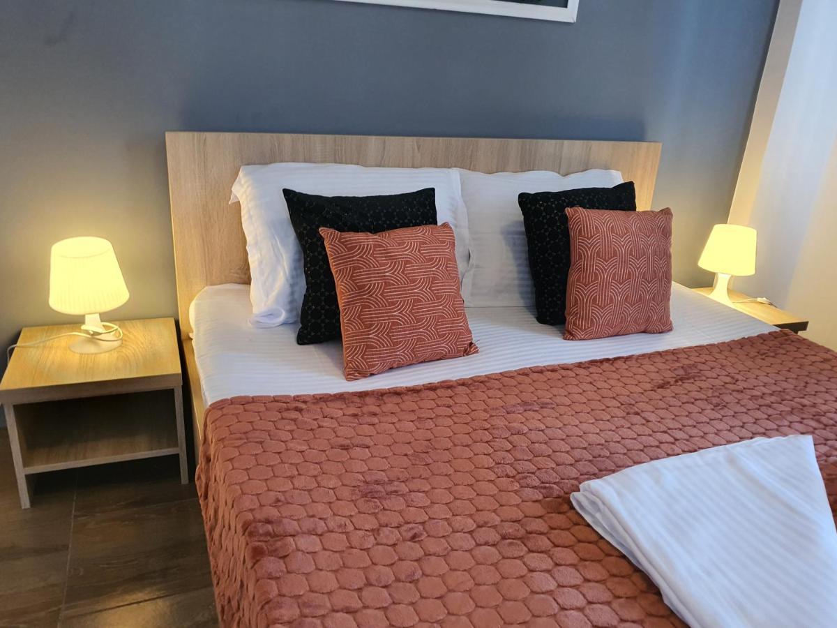Villa Accommodation Bukares Bagian luar foto