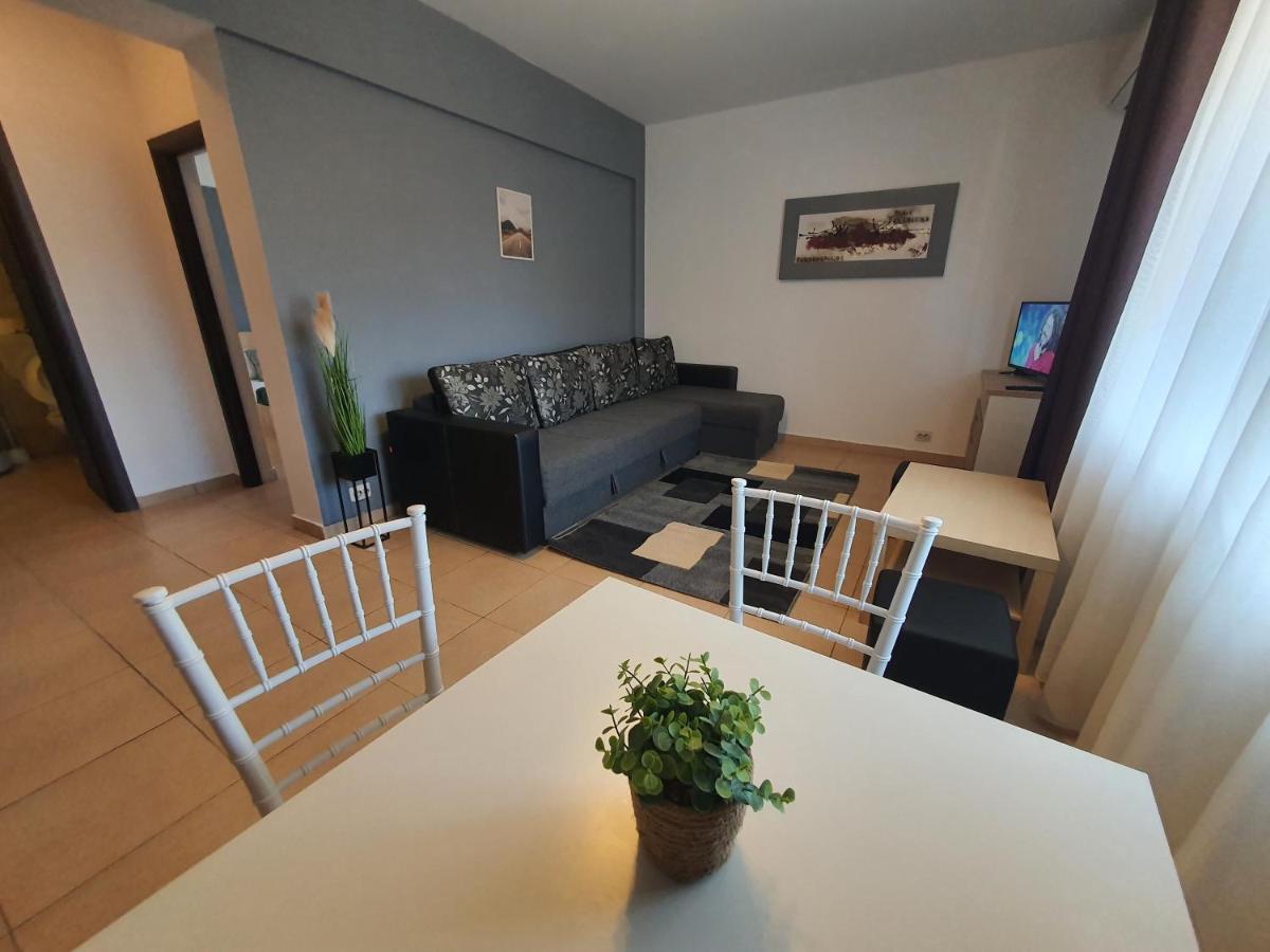 Villa Accommodation Bukares Bagian luar foto