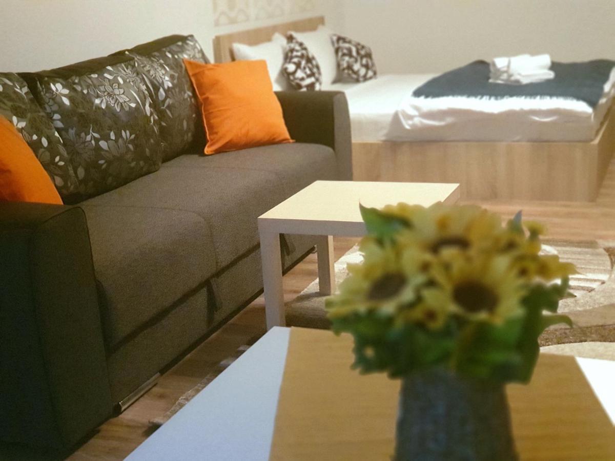 Villa Accommodation Bukares Bagian luar foto