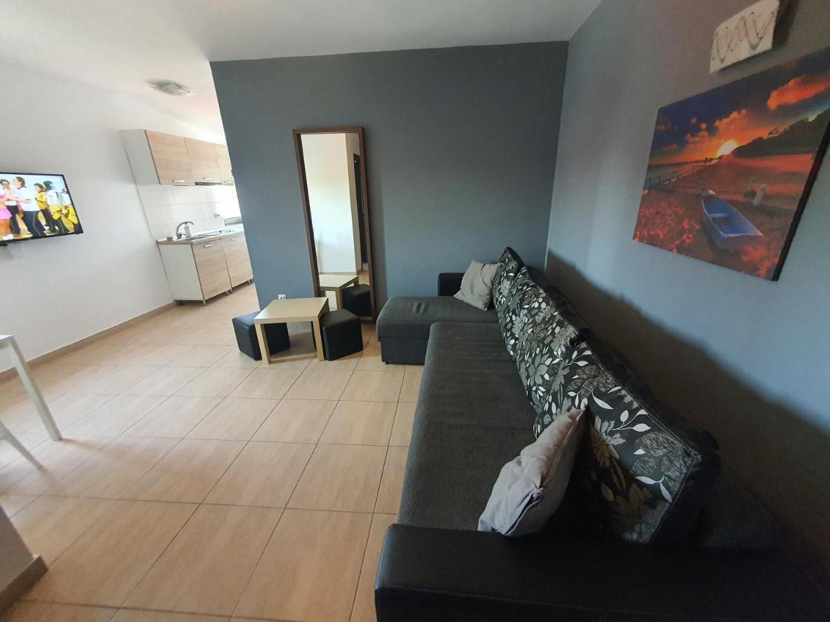 Villa Accommodation Bukares Bagian luar foto