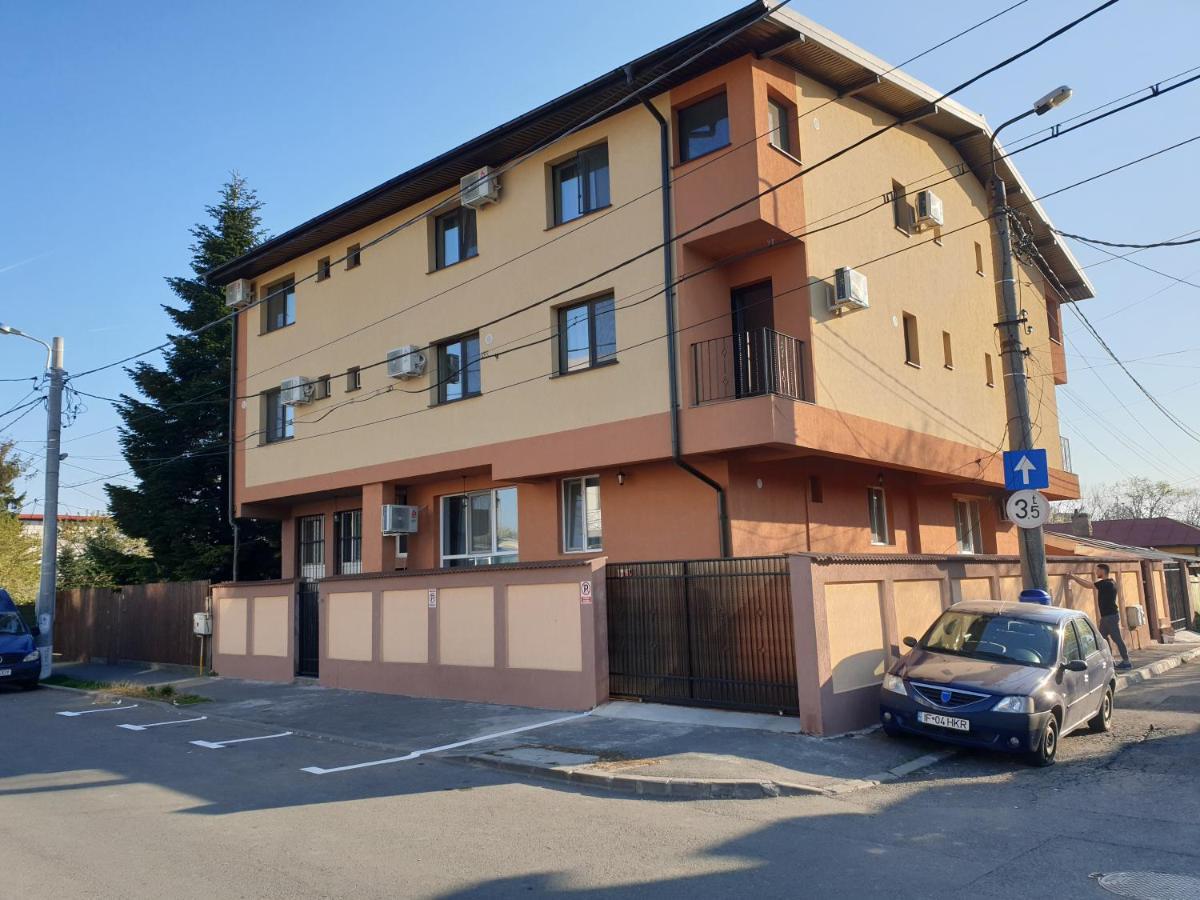 Villa Accommodation Bukares Bagian luar foto