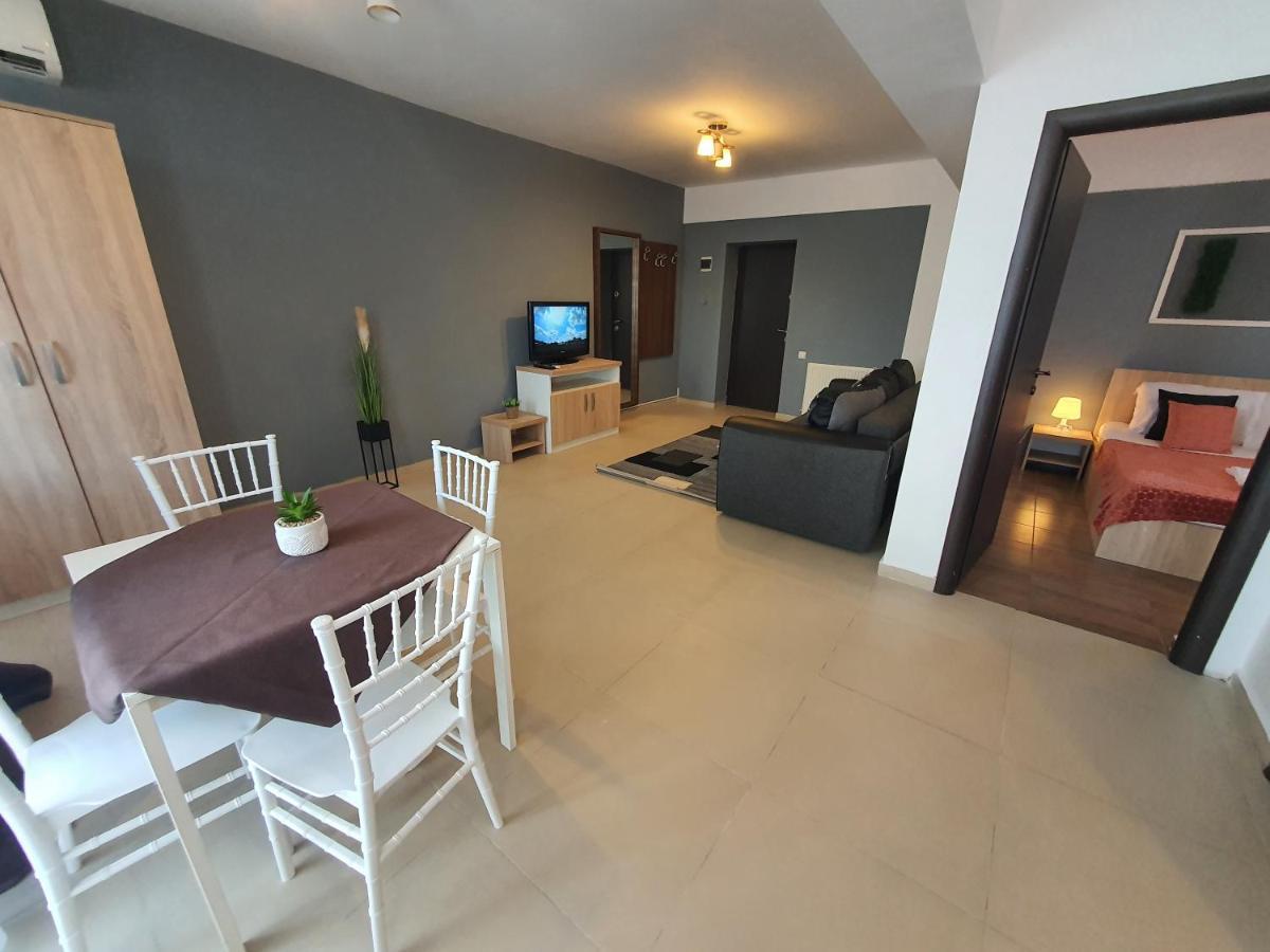 Villa Accommodation Bukares Bagian luar foto