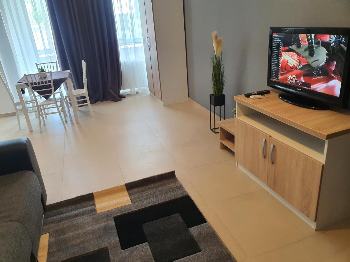 Villa Accommodation Bukares Bagian luar foto
