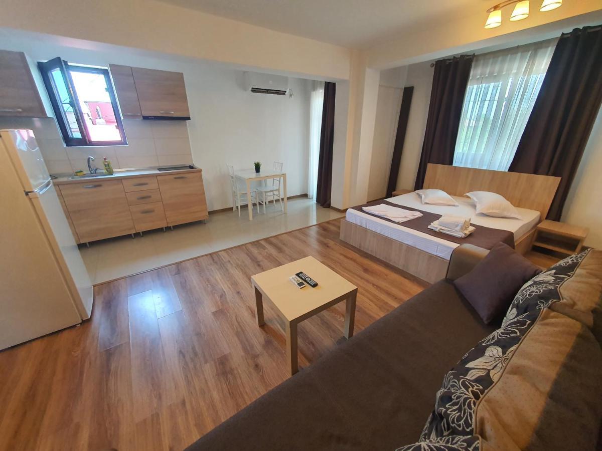 Villa Accommodation Bukares Bagian luar foto