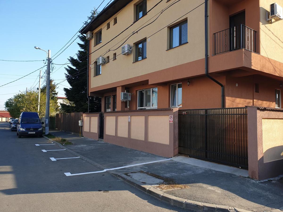 Villa Accommodation Bukares Bagian luar foto