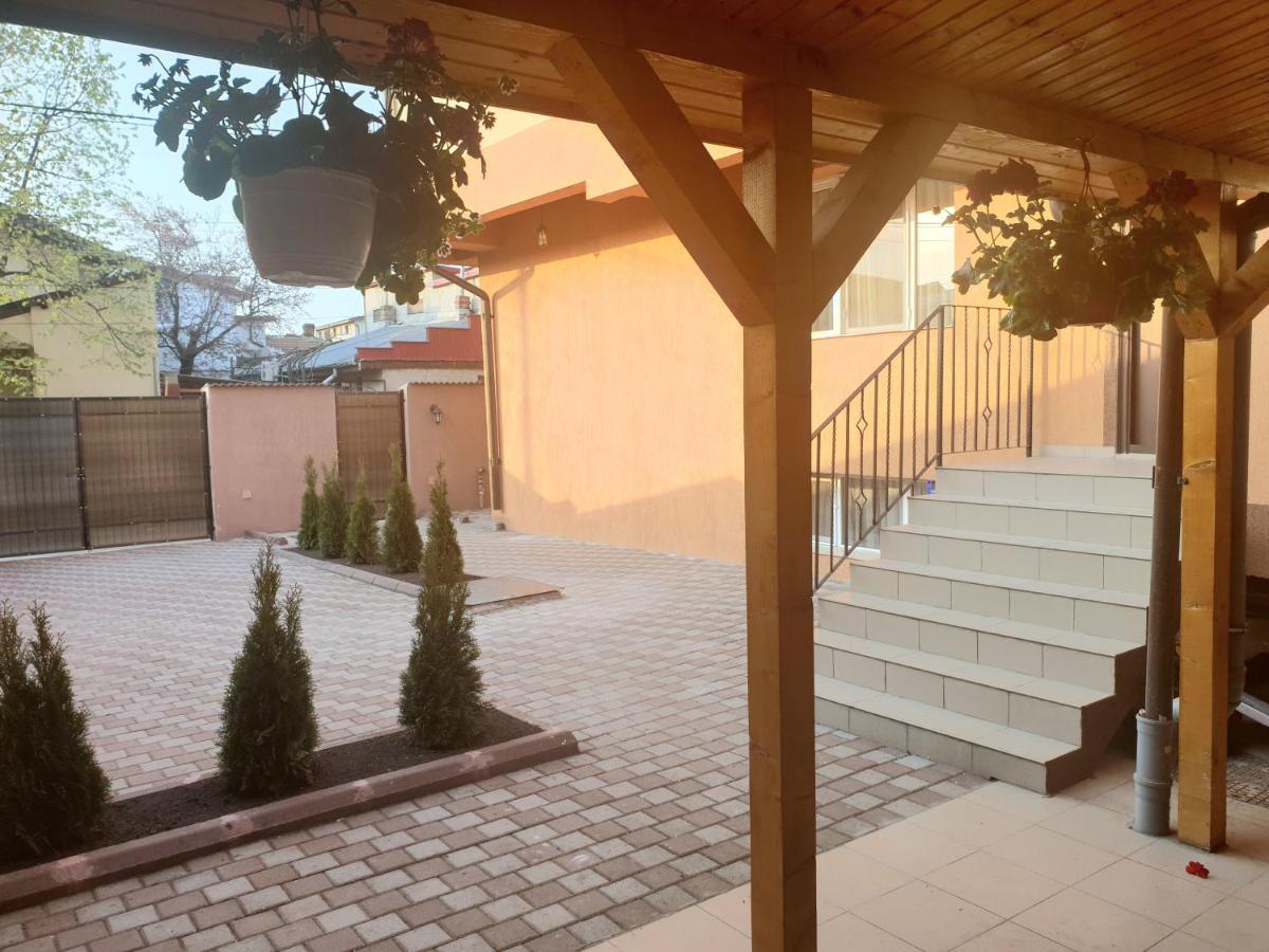Villa Accommodation Bukares Bagian luar foto