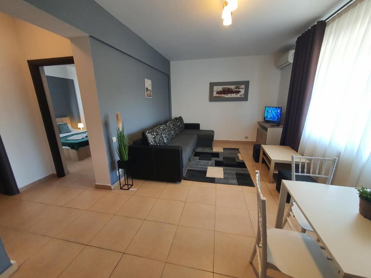 Villa Accommodation Bukares Bagian luar foto