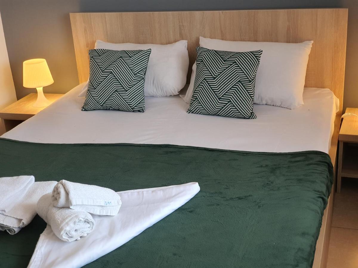 Villa Accommodation Bukares Bagian luar foto