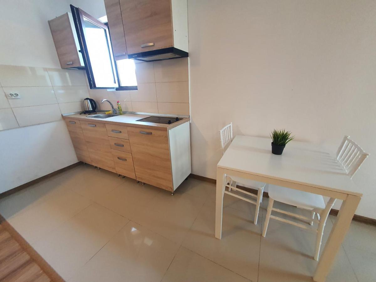 Villa Accommodation Bukares Bagian luar foto