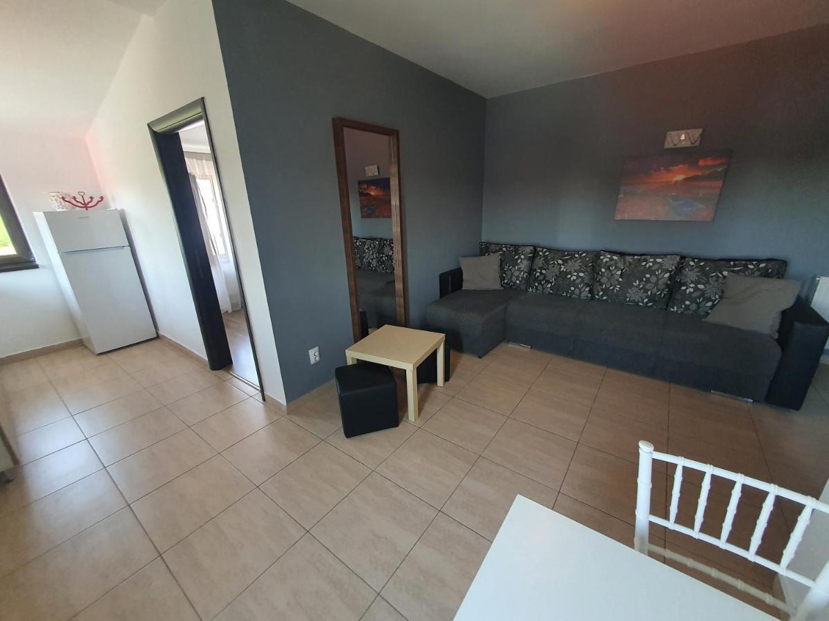 Villa Accommodation Bukares Bagian luar foto