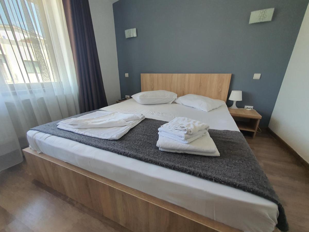 Villa Accommodation Bukares Bagian luar foto