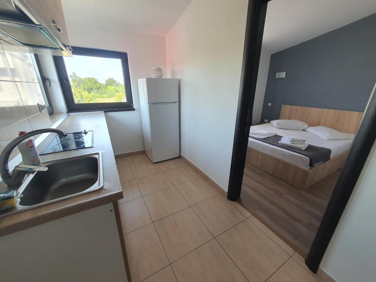 Villa Accommodation Bukares Bagian luar foto