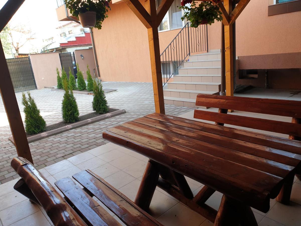 Villa Accommodation Bukares Bagian luar foto